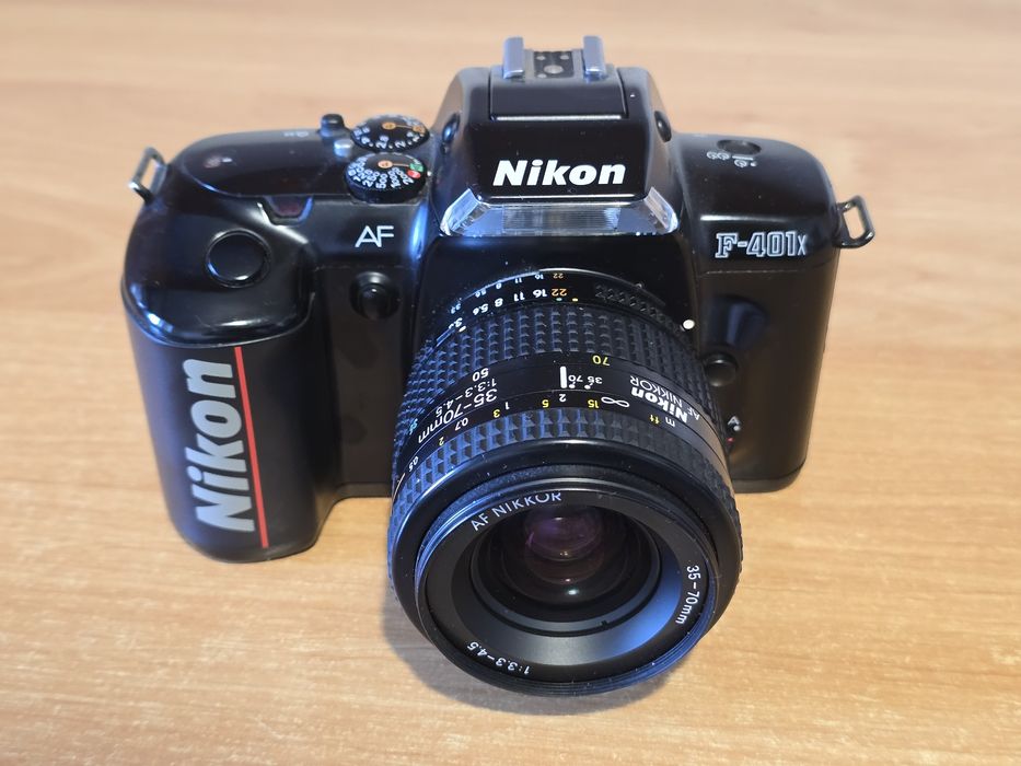 Nikon F-401x plus obiectiv Nikon AF 35-70 f/ 3.3-4.5 in stare perfectă de funcționare și estetic, cameră pe film 35 mm