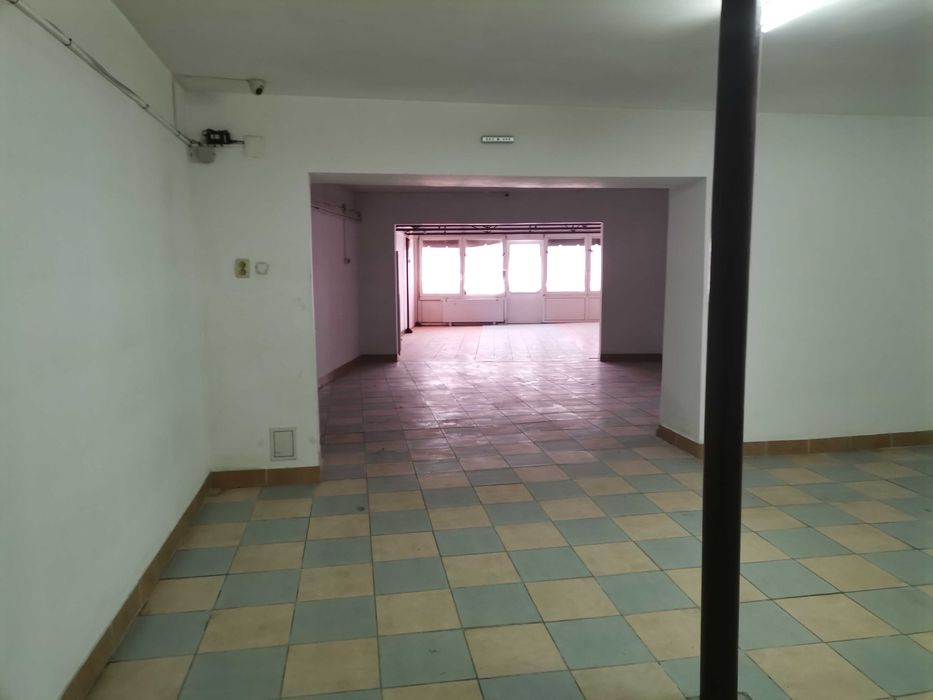 Vând casă si spațiu comercial