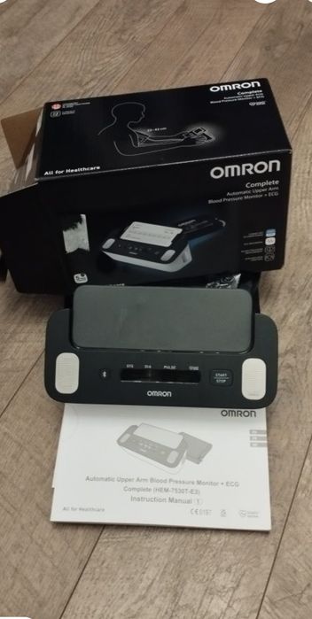 Tensiometru automat Omron  pentru brat + EKG / ECG (electrocardiograma), validat clinic, fabricat în Japonia NOU NEFOLOSIT