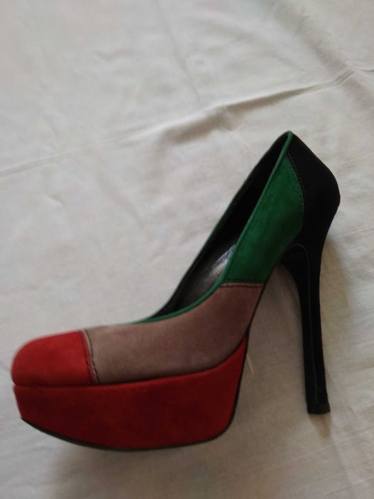 Продам итальянские замшевые туфли.