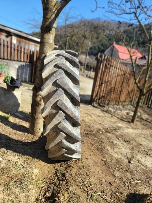 Vând cauciuc de tractor 14.9-30