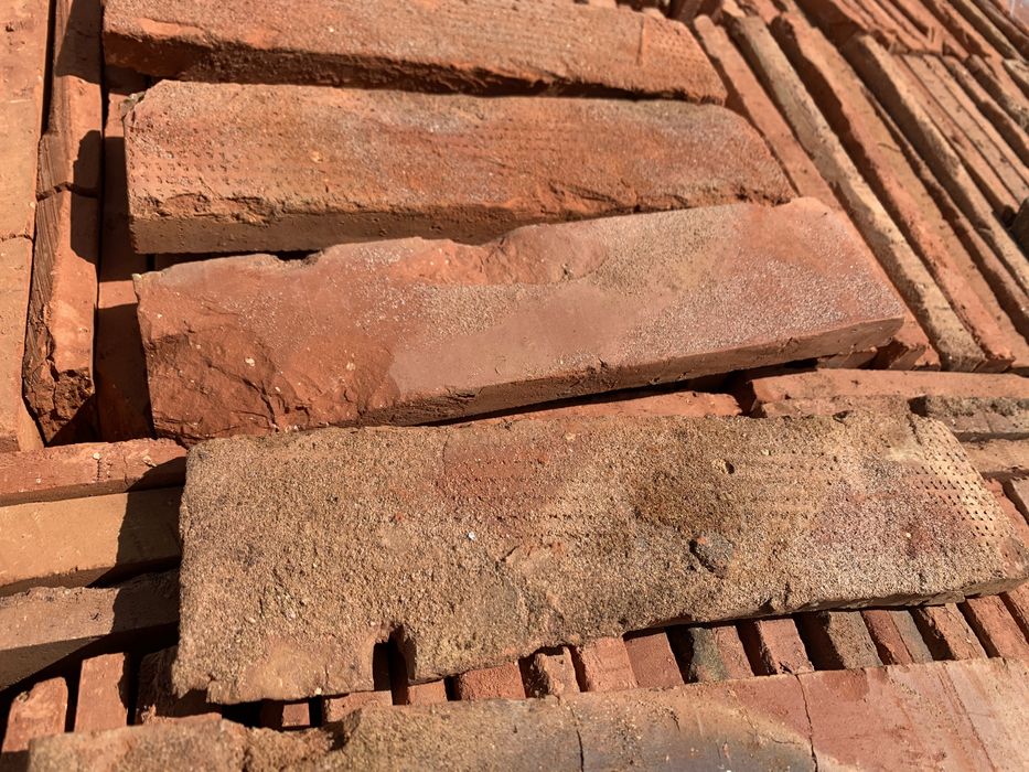 Caramida noua, aparenta feliata, margini. 100% naturală, argila arsa