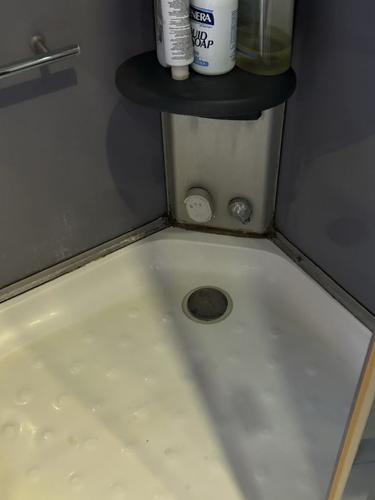 Cabină de duș cu hidromasaj și duș tropical – stare bună