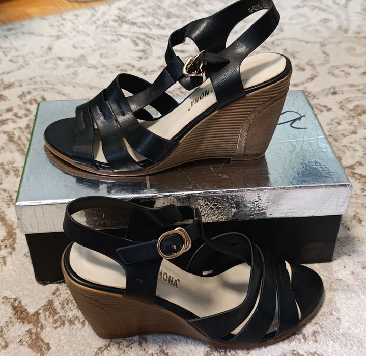 Новые босоножки 35 размер.