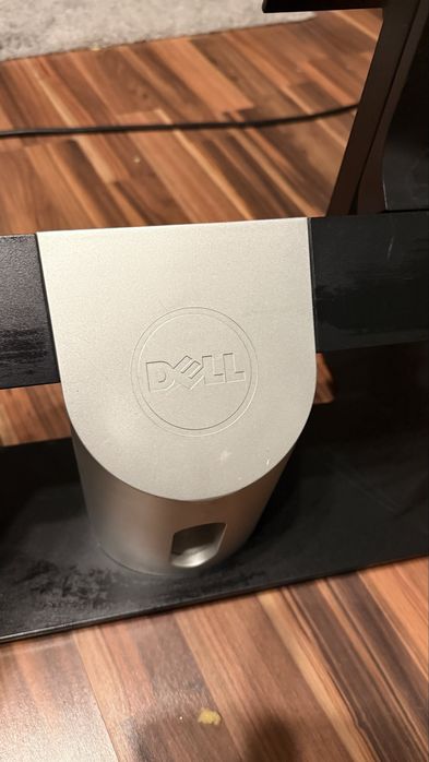 Suport Dell pentru 2 monitoare pana la 24 de inch.