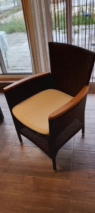 Продавам градински.ратанов комплект