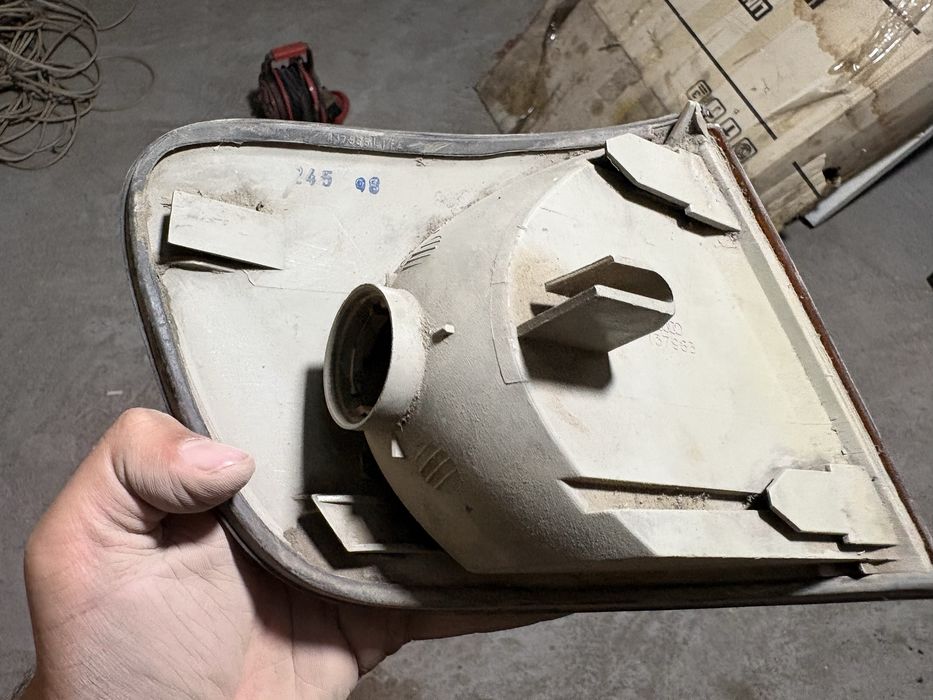 Поворотник левый Audi 100 C4