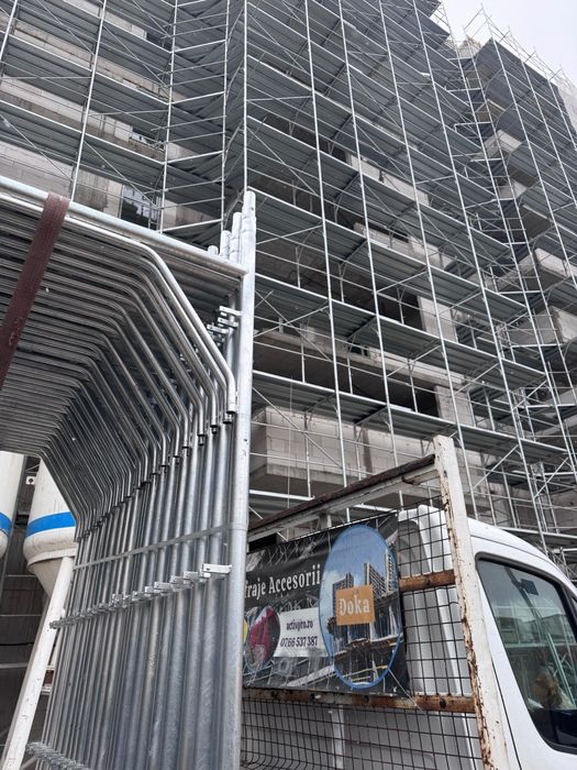 Popici metalici și schelă