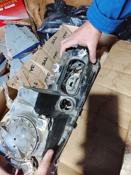 Фара на мазду 6 2002г.