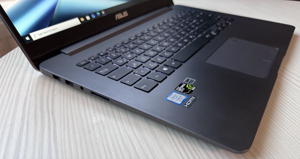 Asus ZenBook 15’ - inte i5 - GTX950 2Gb - 8Gb RAM - SSD240 - taste iluminate