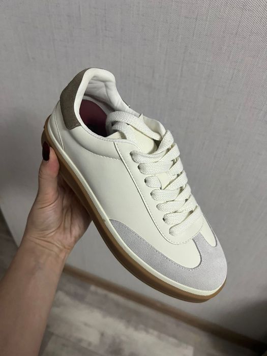 Продам новые кроссовки (Пекин)с коробкой