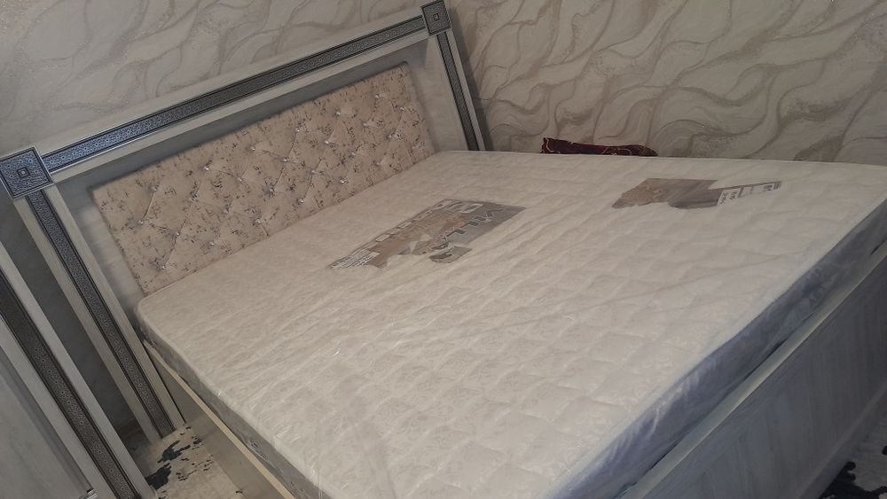 Ётокхона мебели сотилади.Дивани 170га 220.2та тумбичкаси  тримоси бор.