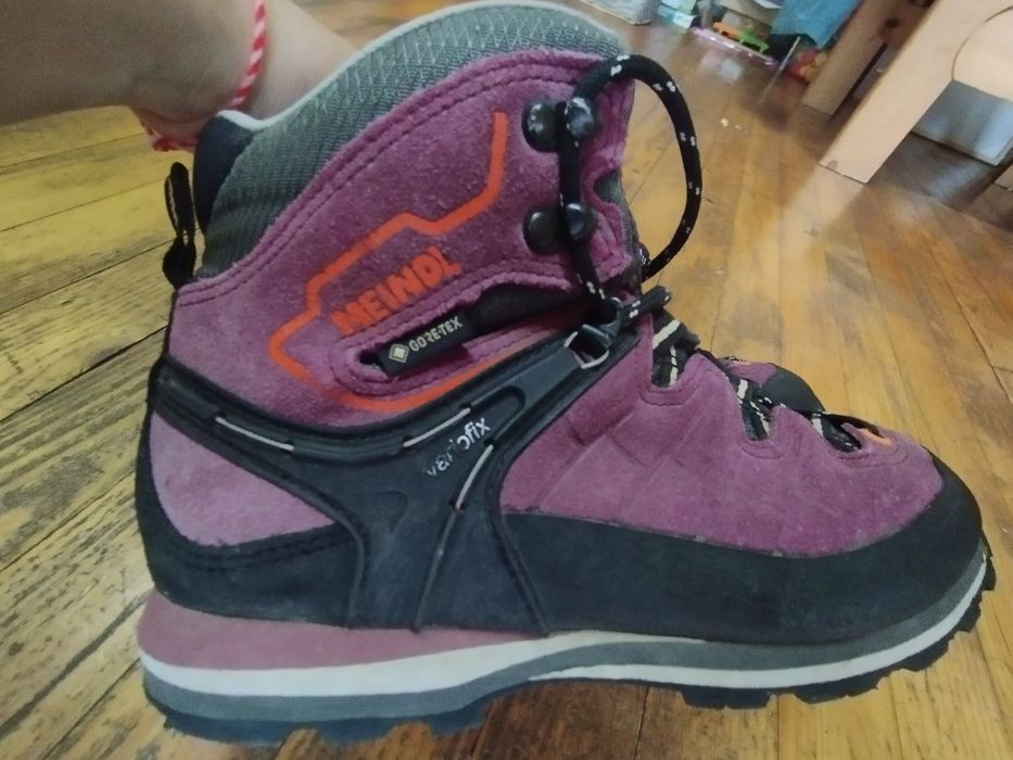 Дамски туристически обувки  MEINDL, номер 391/2 145лв.