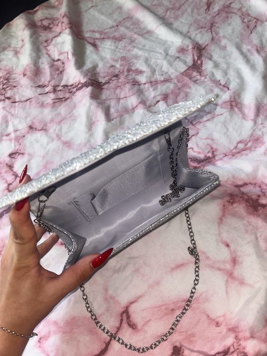 Продавам чанти- оригинална на Guess и сребриста подходяща за официални събития