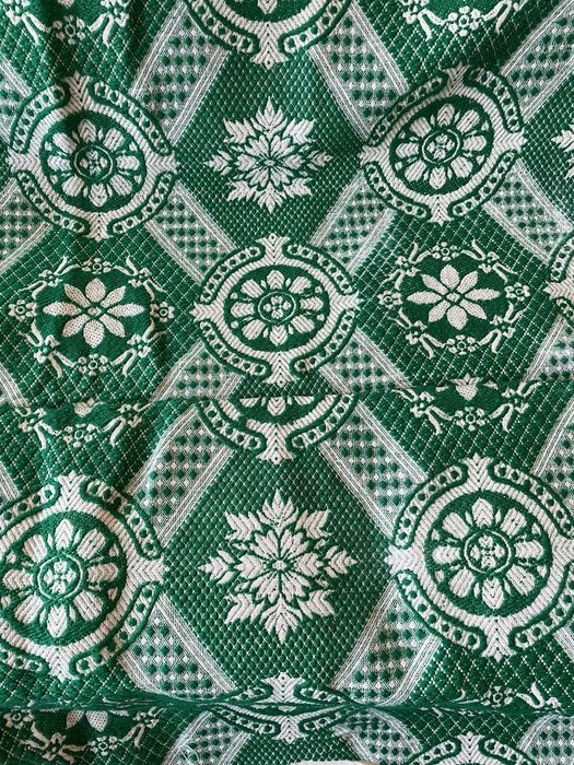 Вълнено шалте за спалня