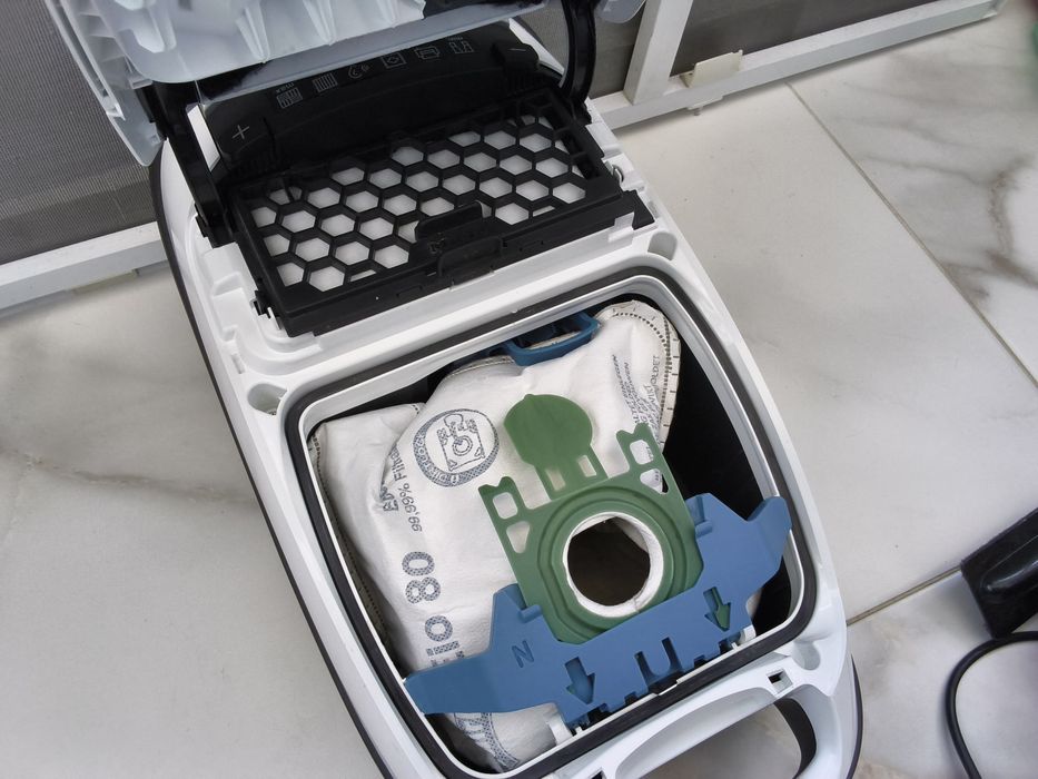 Aspirator cu fir  miele