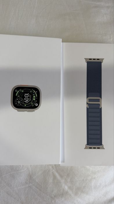 Apple Watch Ultra 3 49 mm Natural Titanium Light Blue Alpine Loop.