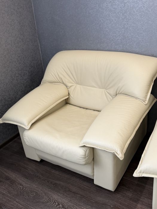 Продам кожаные кресла