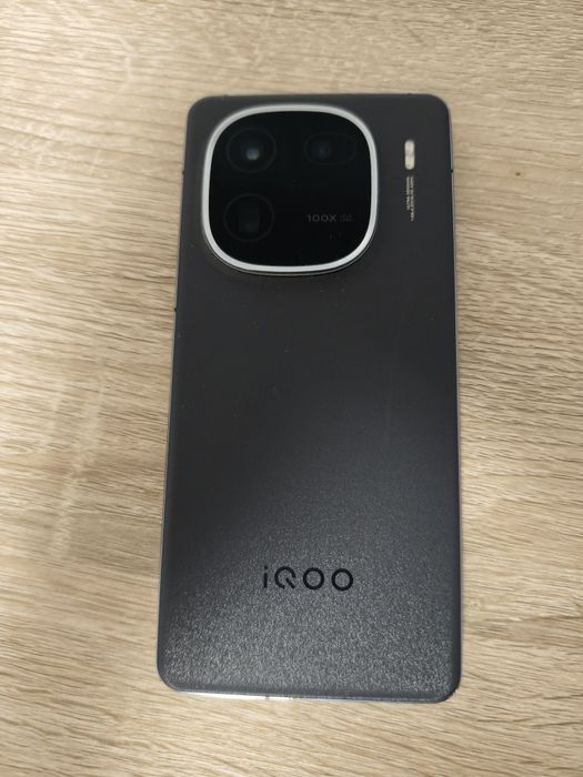 Vivo IQOO 12 Snapdragon 8 Gen 3 12 GB RAM 256 GB ROM Qualcomm
