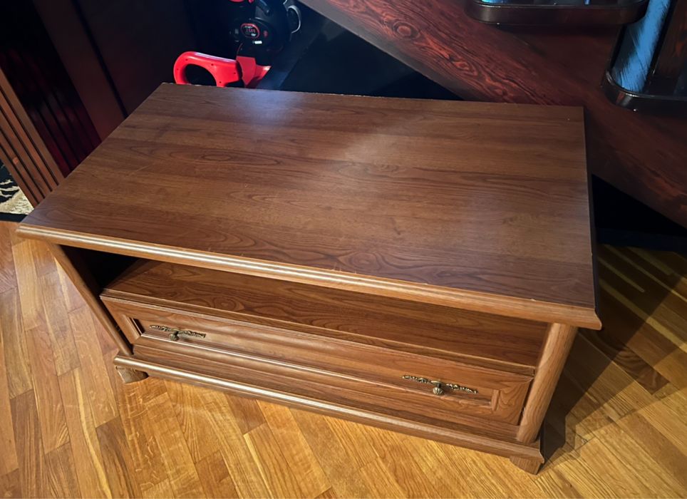 поставка под телевизор