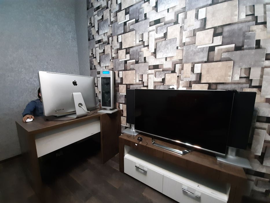 Офисный стол и ТВ подставка