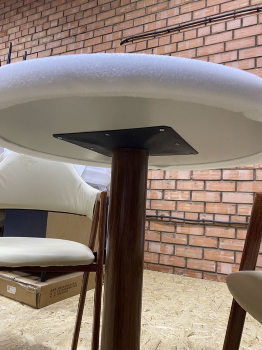 Продам набор: стол + 2 стула