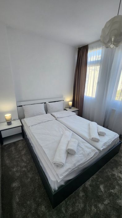 Спалня с матрак  и нощни шкафчета