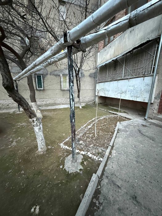 Северный олмазар 1-хона 2 килинган квартира сотилади 1-этаж