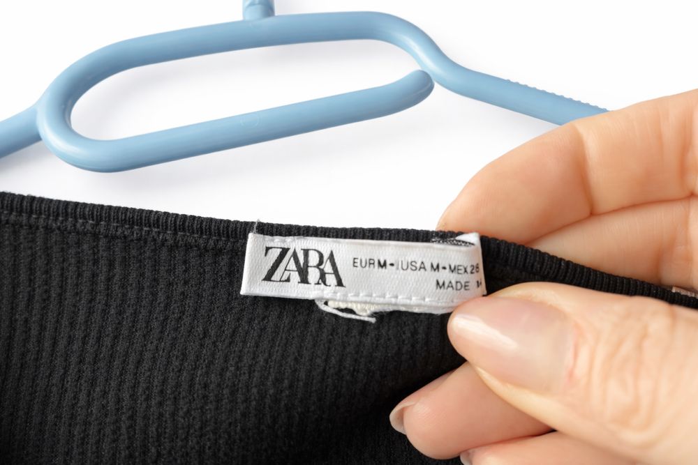 Черно късо топче с ресни на ZARA