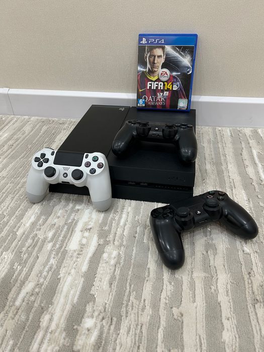 PlayStation 4, 3 геймпада и Фифа 14