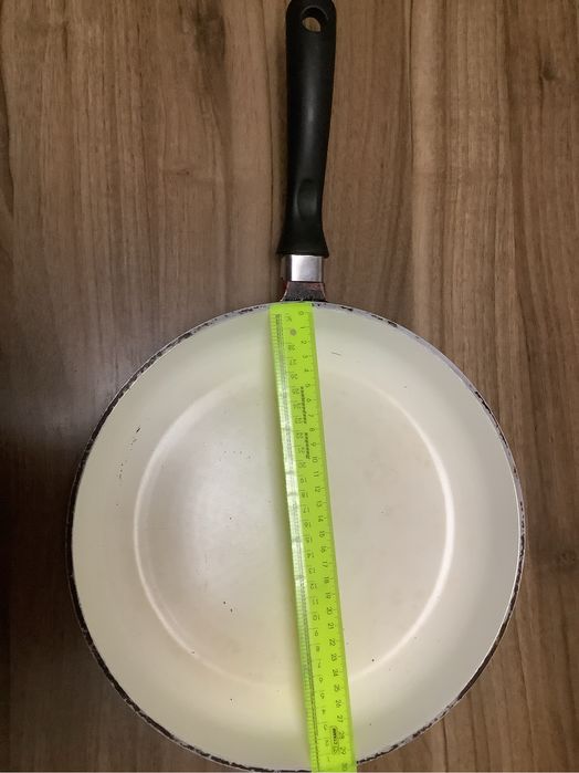 Сковороды б/у  в нормальном состоянии