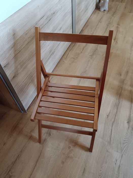 Masa plianta cu 4 scaune incluse în ea