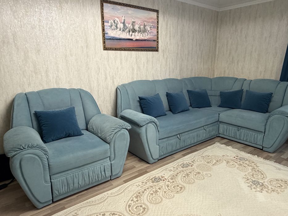 Диван угловой и кресло.