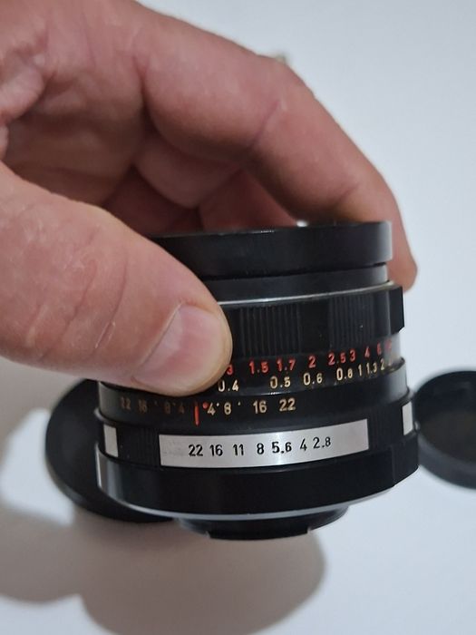 Distanță focală: 29 mm, fiind un obiectiv