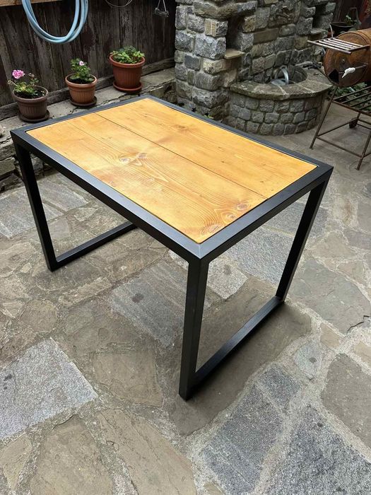 Градиндка маса с пейка и столове от дърво и метал.