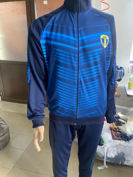Vînd treninguri bărbătești, echipament fotbal, esarfe, fesuri.