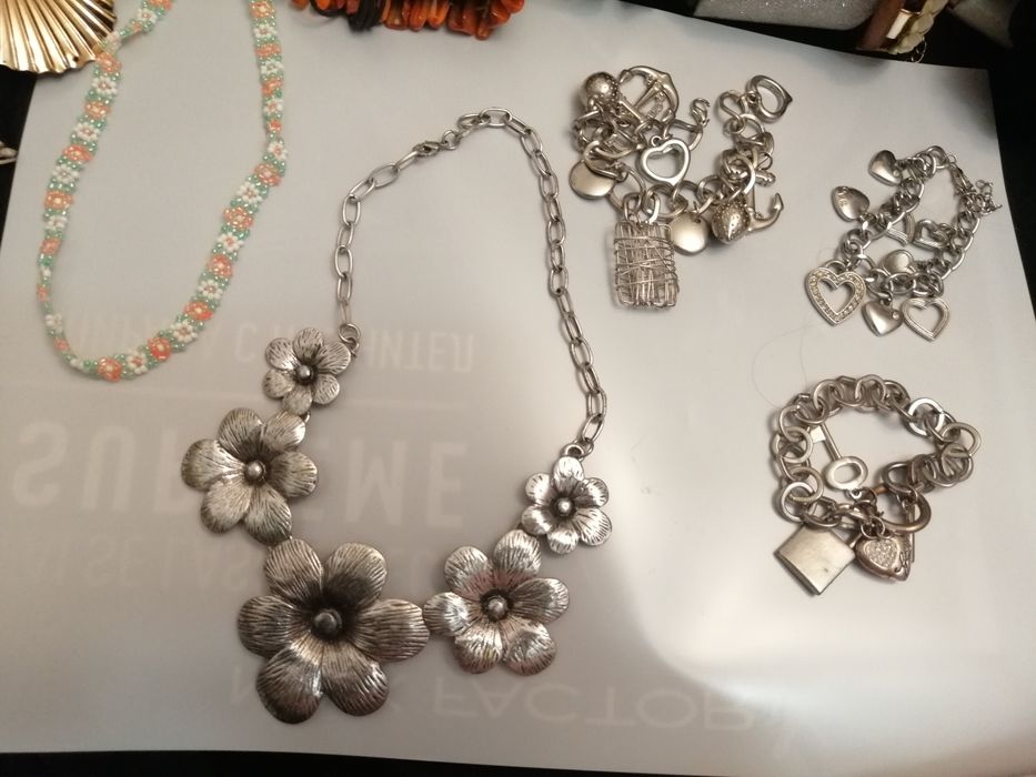 Дамски гривни по 5 лв за 1 брой, колиета по 7 лв за 1 брой