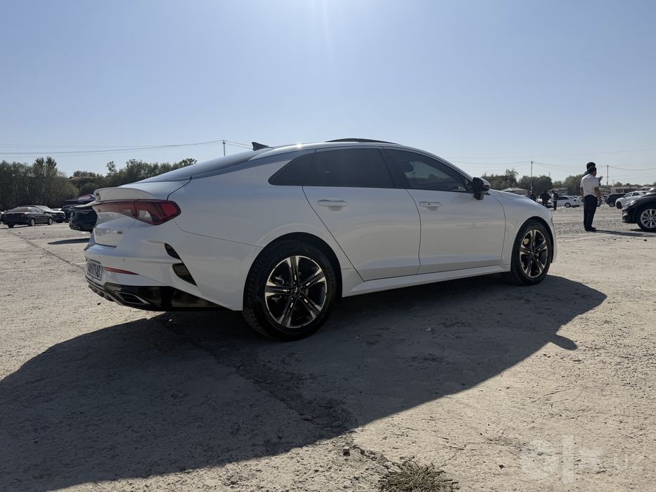 KIA  К 5  хорошее состояние небитый некрашеные родной пробег
