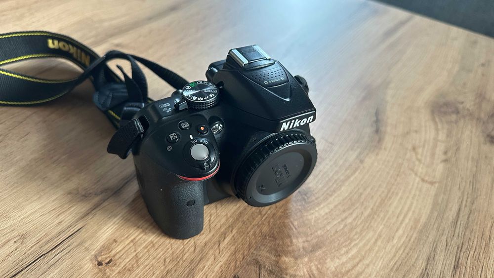 Aparat foto Nikon D5300 + 3 obiective Nikkor (35mm, 50mm, 70–300mm)