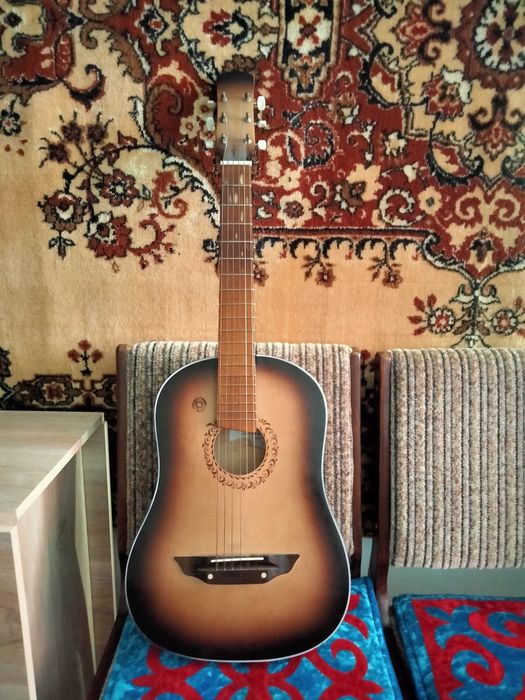 Продается акустическая гитара
