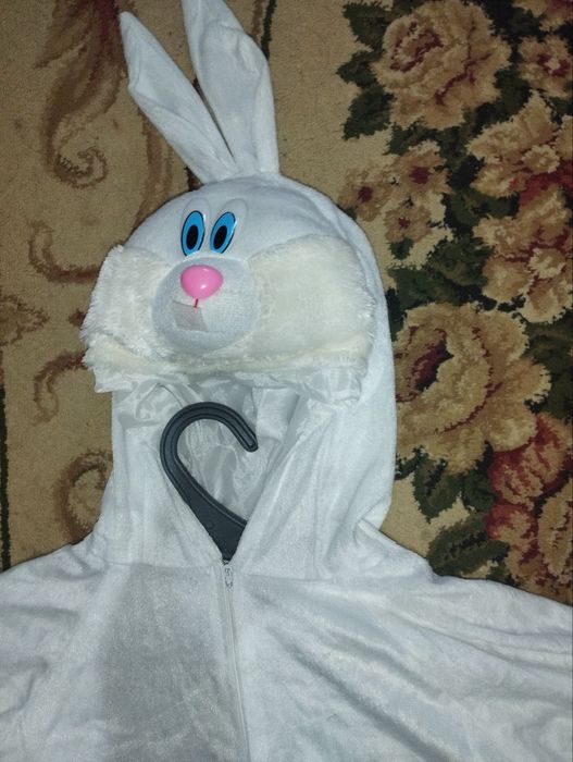 Карнавальные костюмы зайчика и коричневого волка