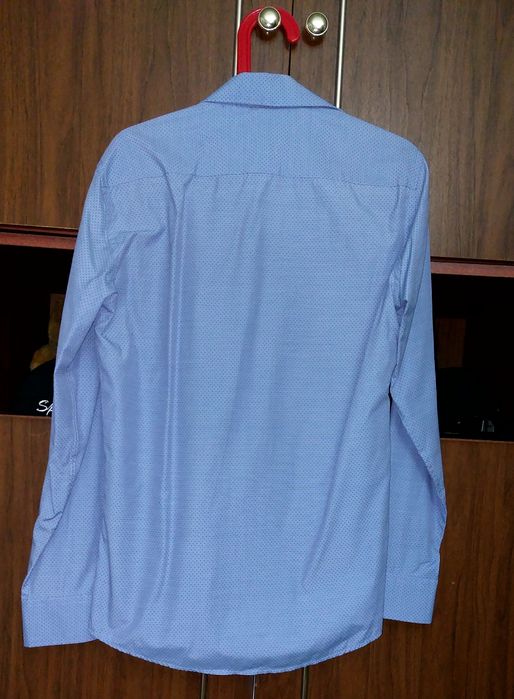 Продаю классическую рубашку для мужчин на учёбу или работу