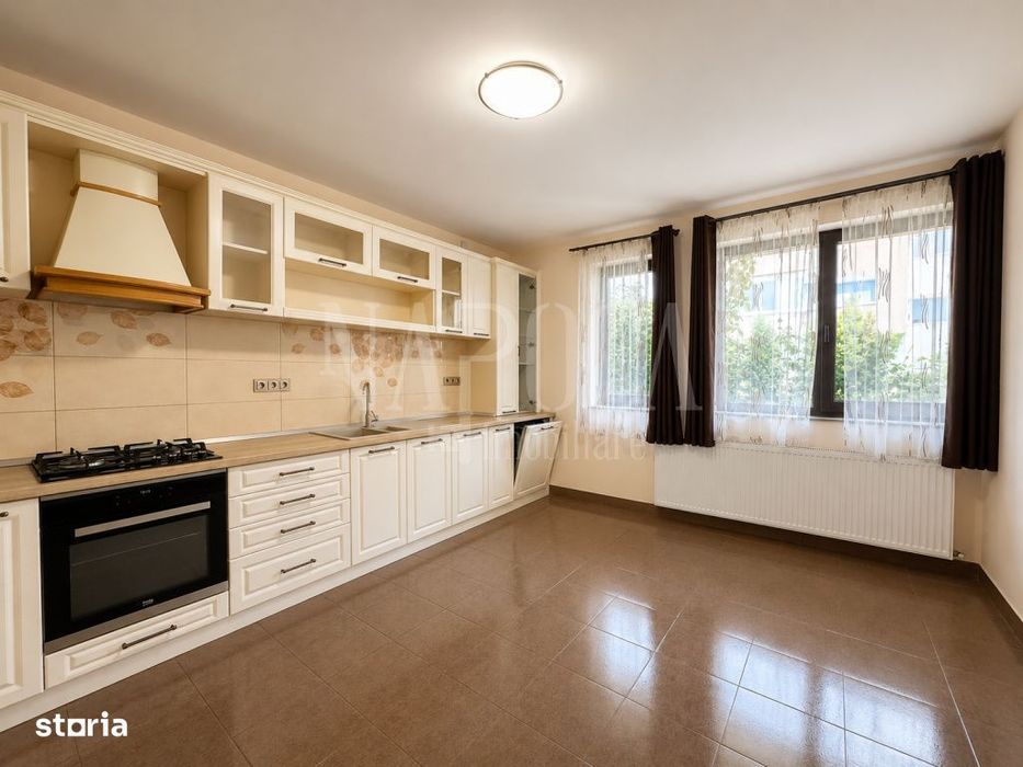 Casa 4 camere de vanzare in Floresti