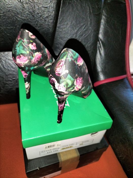 Încălțăminte damă numărul 37-38 și haine.