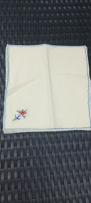 Ръчно бродирана покривка за маса