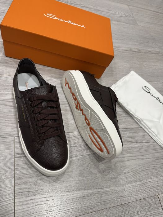 Обувки Santoni.