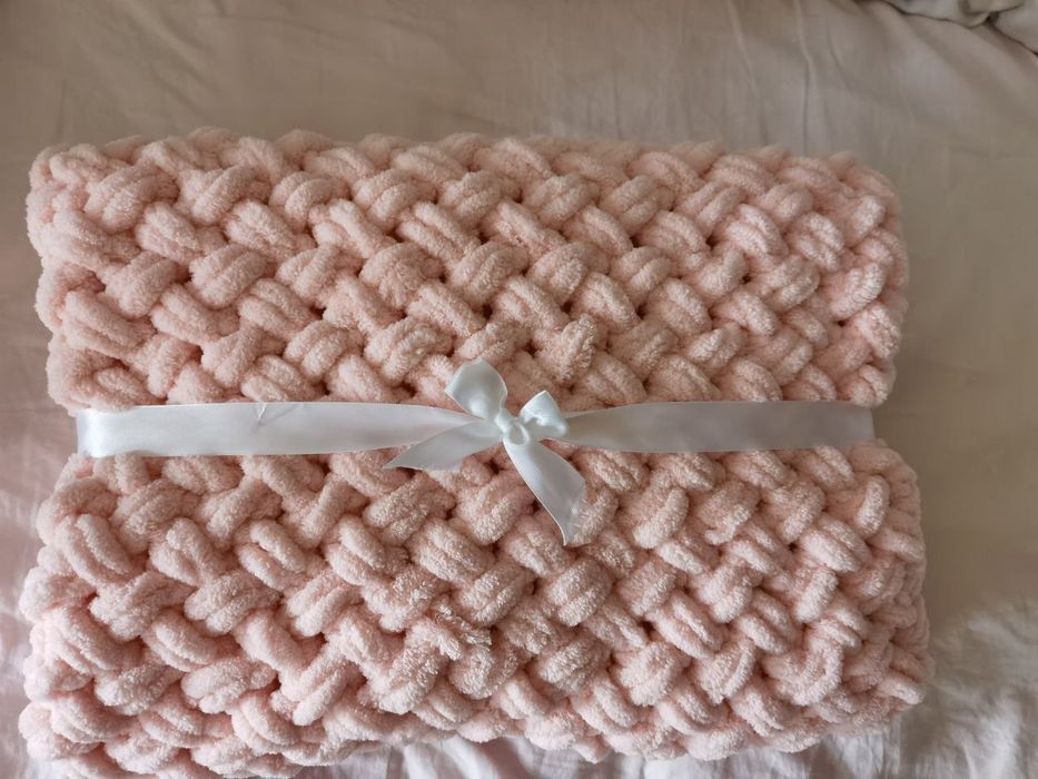 Qolbola yumshoq pled va dekorativ yostiqlar — yangi