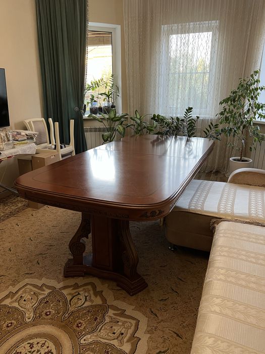 Стол в гостиную комнату