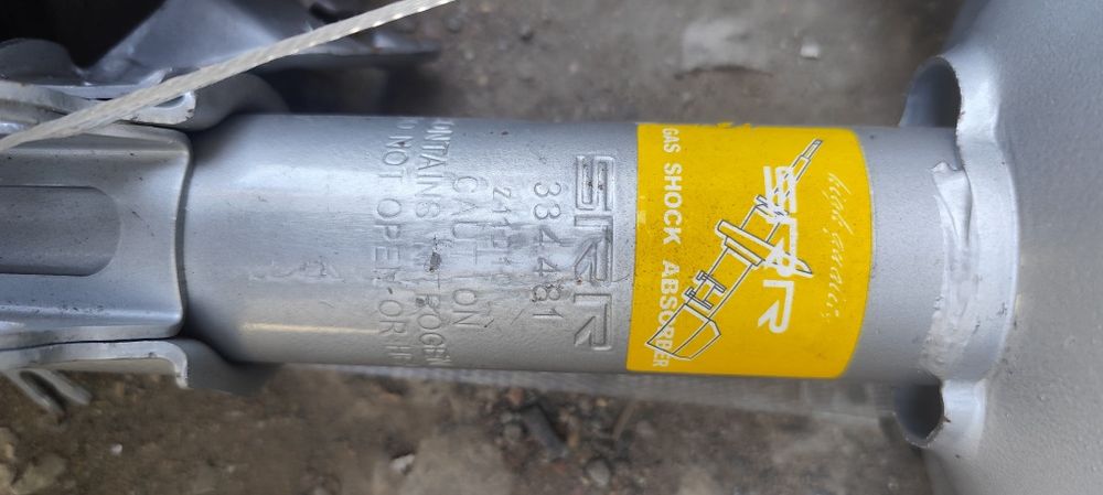 Продам передние амортизаторы