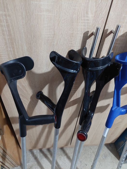 Carje medicale reglabile pe inaltime